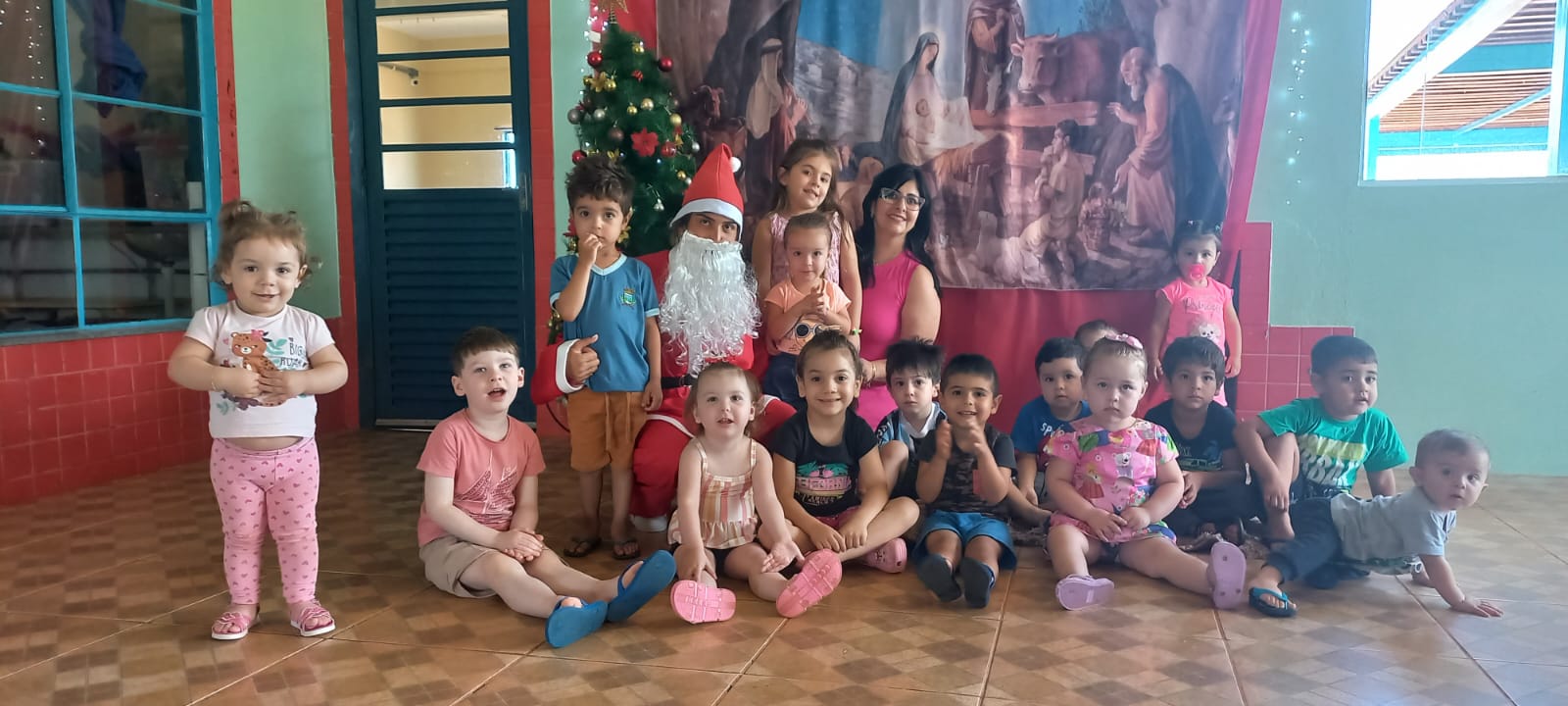Papai Noel chegou mais cedo às Escolas e Creche de Rolador, através de campanha promovida pela Presidência da Câmara de Vereadores