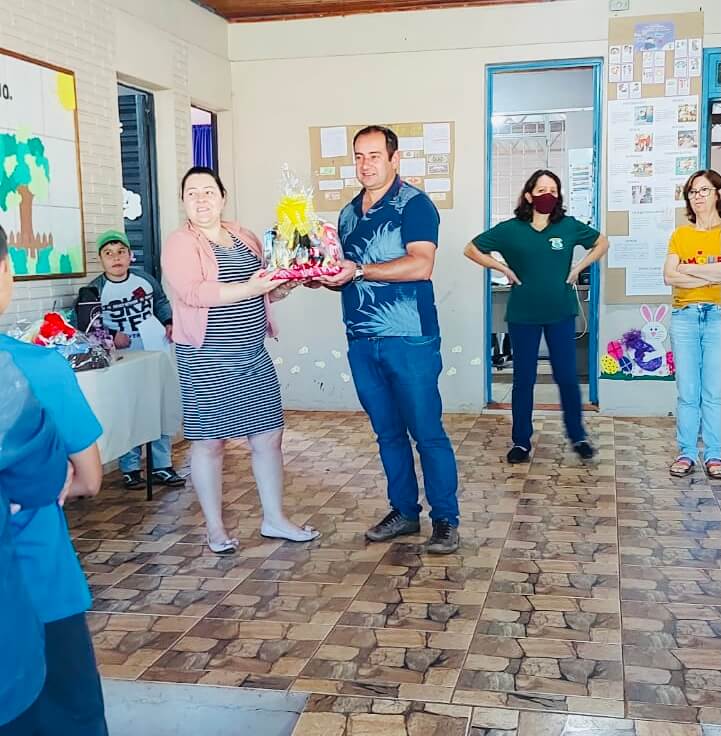 Presidente da Câmara esteve na Escola Santo Onofre conferindo evento alusivo à Páscoa e fez indicação em benefício da escola