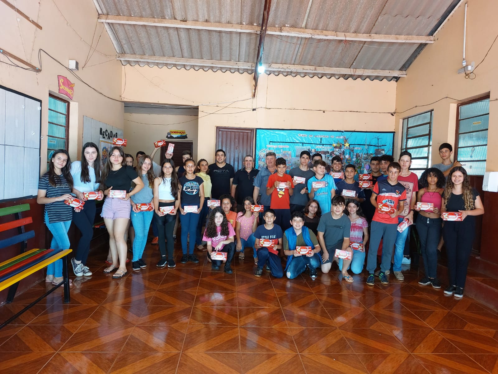 ENTREGA DE PRESENTES PARA ESCOLAS 