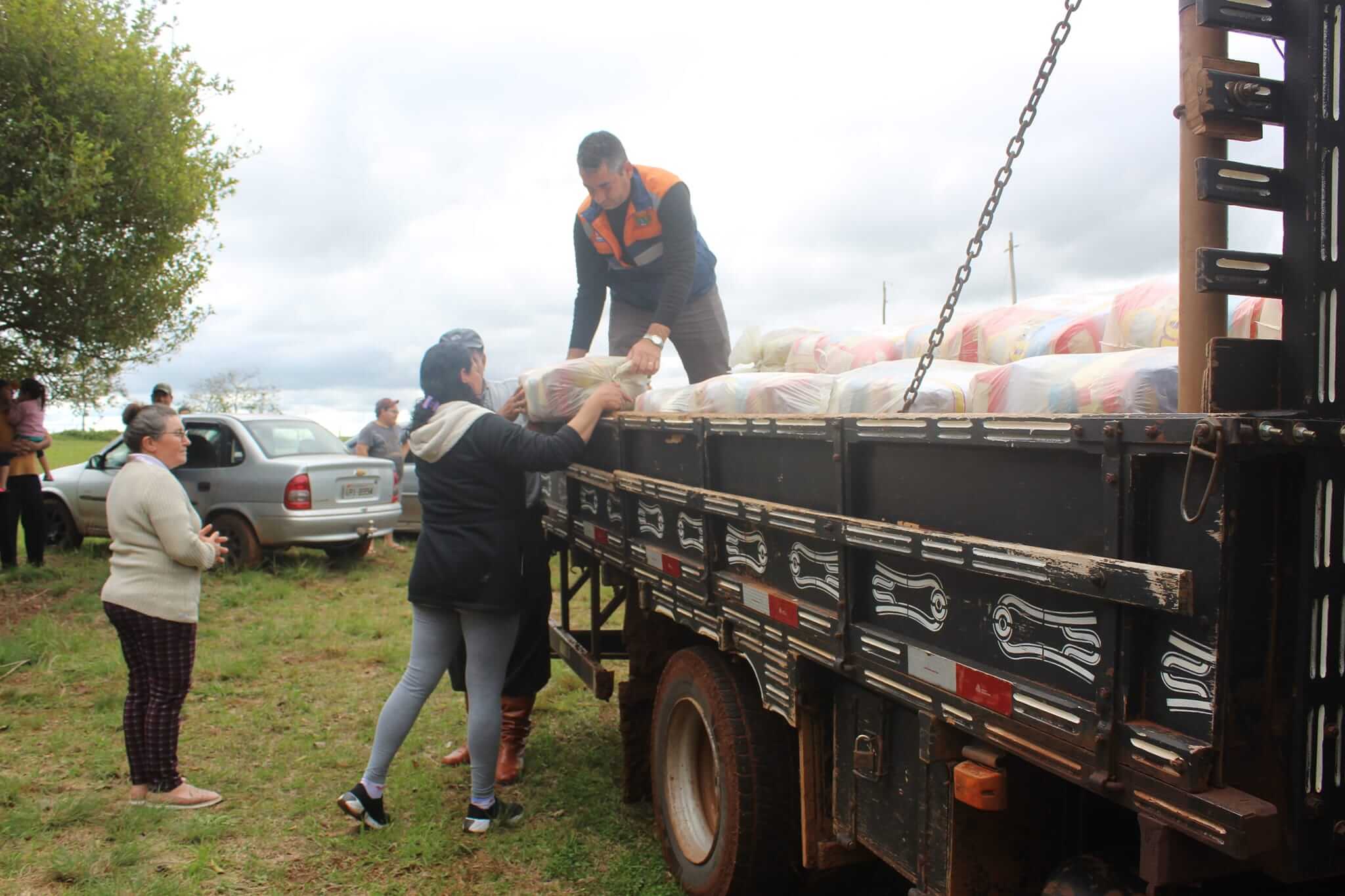 SECRETARIA DE DESENVOLVIMENTO SOCIAL E HABITAÇÃO REALIZA ENTREGA DE CESTAS BÁSICAS NO INTERIOR