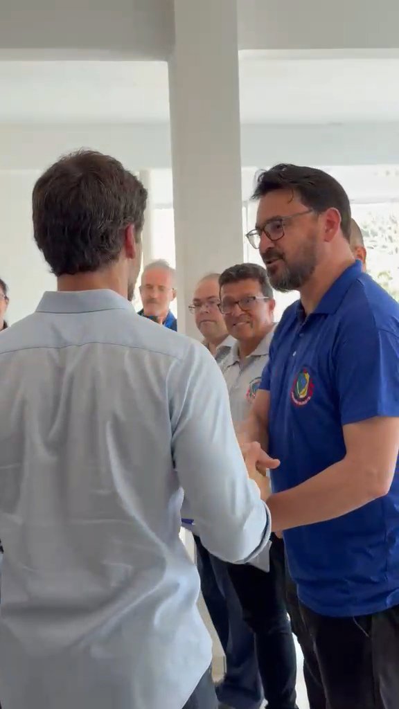 Presidente do Legislativo Rogério de Santis entrega ofício ao governador