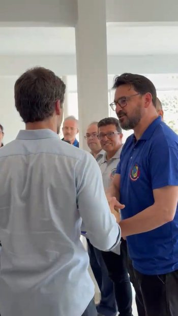 Presidente do Legislativo Rog&eacute;rio de Santis entrega of&iacute;cio ao governador