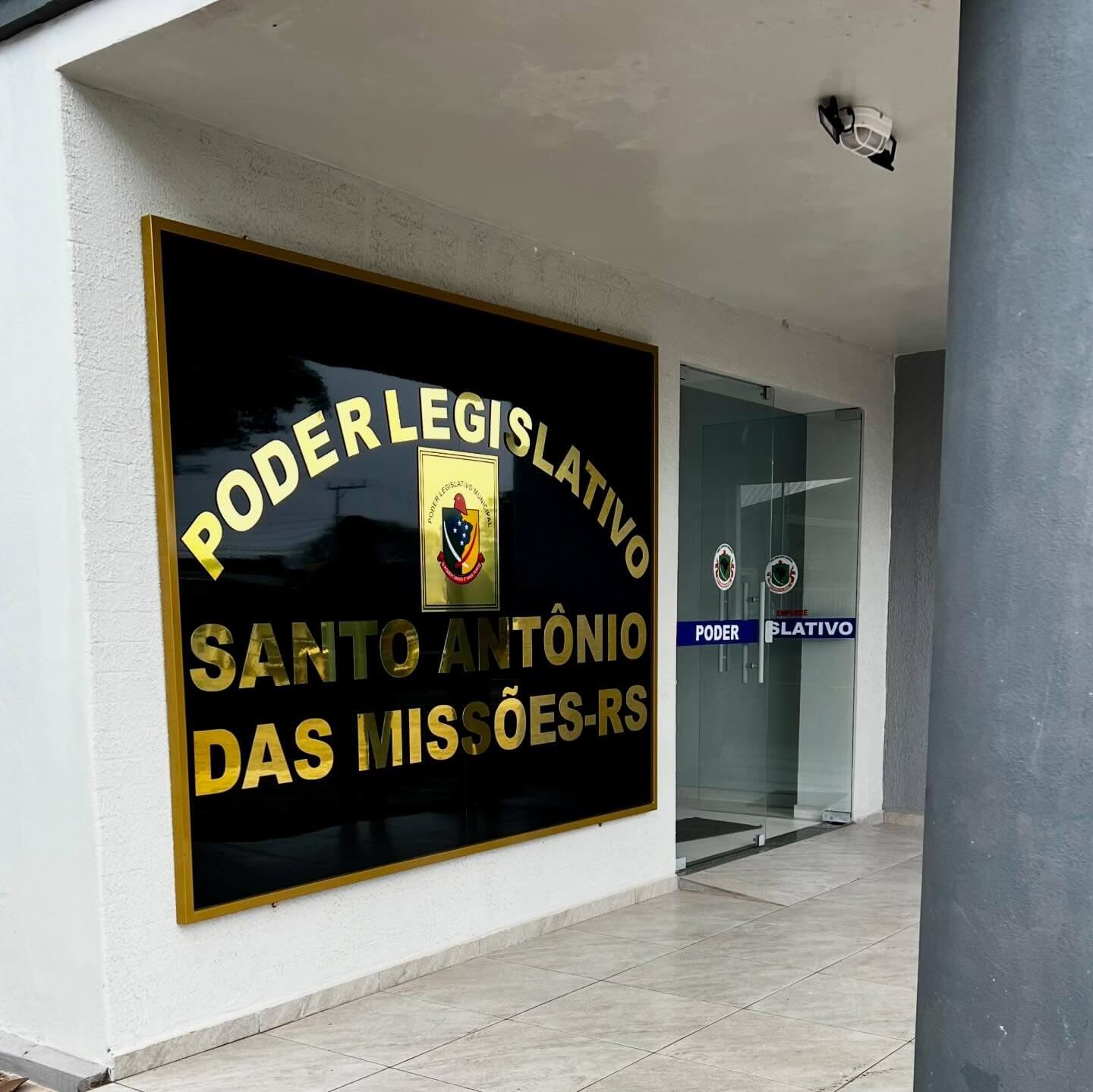 Nova placa de identificação ressalta a importância do Poder Legislativo de Santo Antônio das Missões