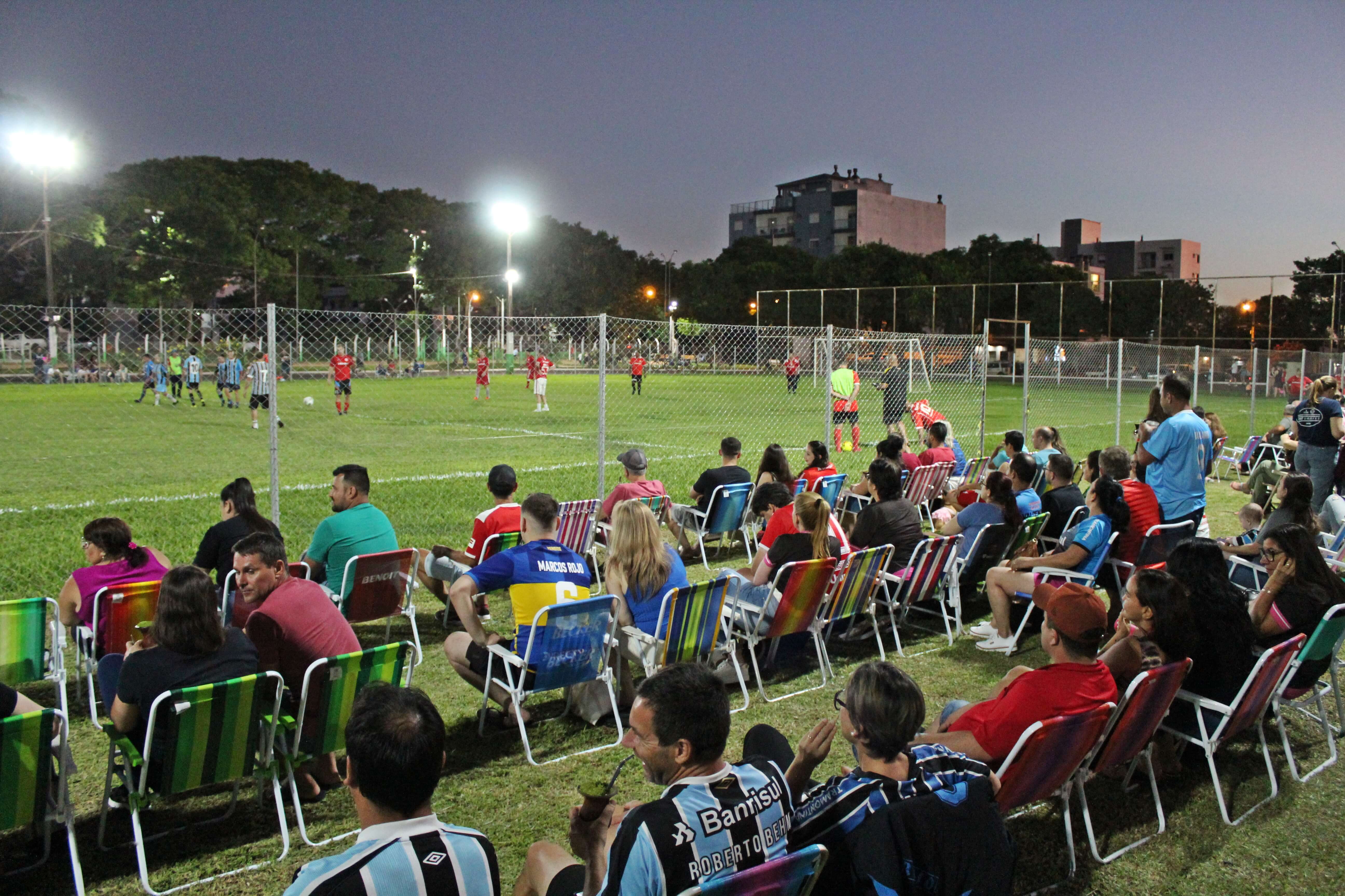 Grenal de veteranos marcou a reinauguração do campo central da Praça Cícero Cavalheiro   