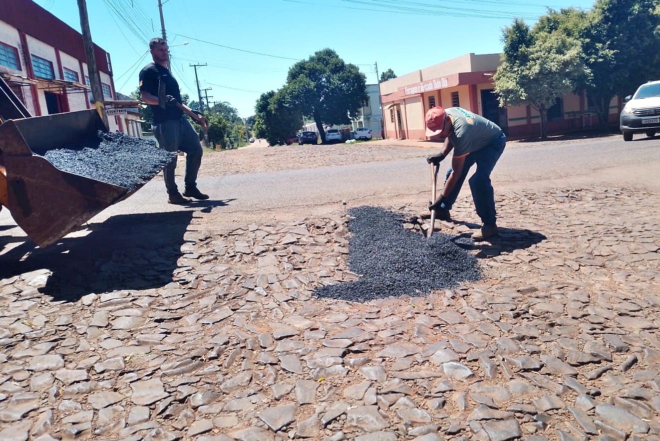 Secretaria de Obras executou operação tapa-buracos em ruas do município