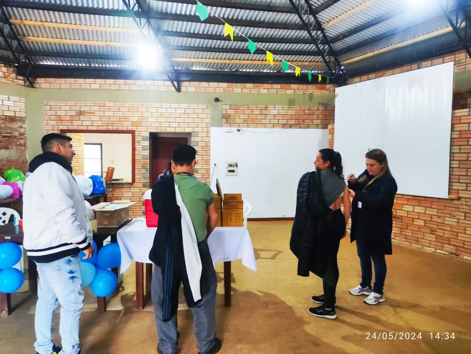 <p>Funcion&aacute;rios do frigor&iacute;fico e familiares se vacinam contra a gripe</p>