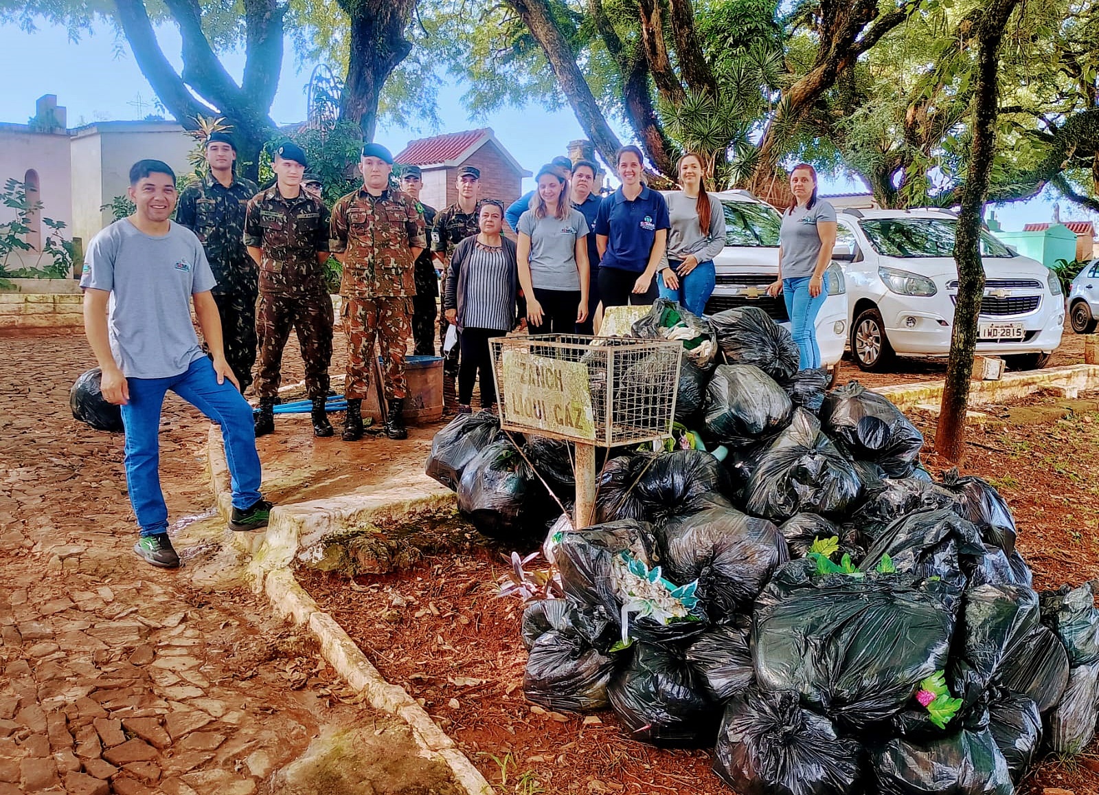 <p><strong>SEMSA e 4&ordm; RCB realizam mutir&atilde;o no Cemit&eacute;rio Municipal para eliminar criadouros do Aedes aegypti</strong></p>