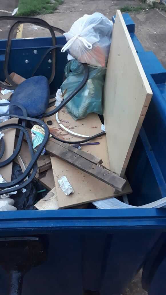 <p>Dep&oacute;sito de materiais pesados danificam cont&ecirc;ineres no Munic&iacute;pio</p>