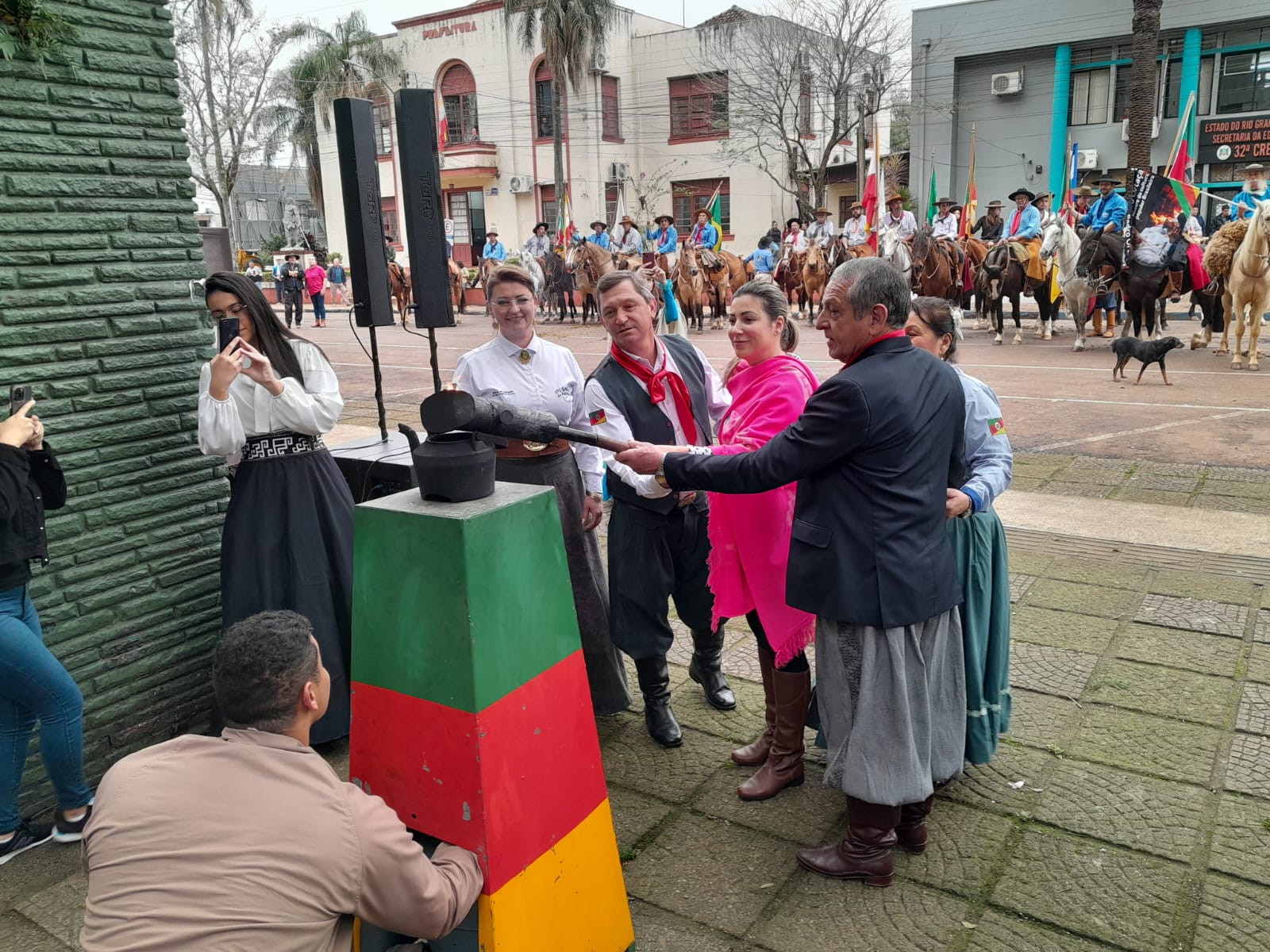 <p>Solenidade abre o M&ecirc;s Farroupilha na Pra&ccedil;a da Matriz</p>