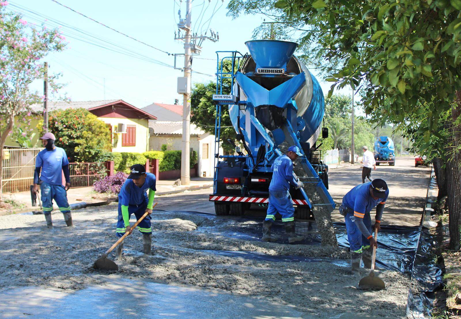 Pavimentação com concreto usinado é executada em quadras da Rua São João 