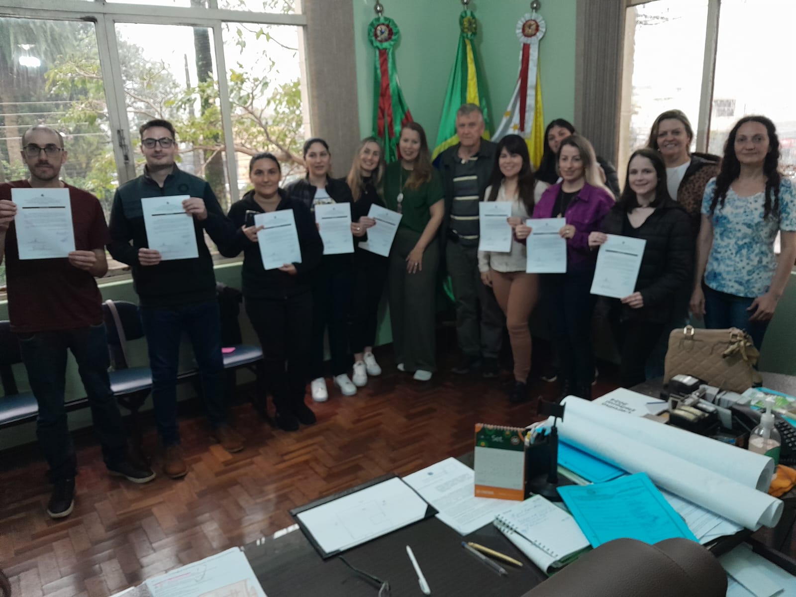 <p>Novos concursados tomam posse na Secretaria Municipal de Educa&ccedil;&atilde;o</p>