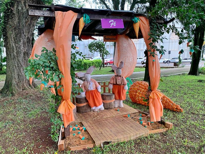 <p><strong>Primeira-dama agradece aos colaboradores da decora&ccedil;&atilde;o de P&aacute;scoa na Pra&ccedil;a da Matriz</strong></p>