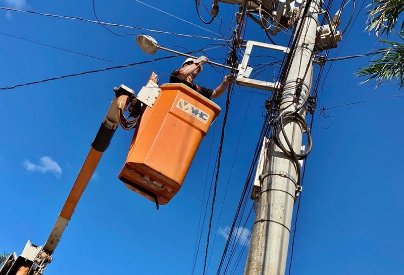 <p><strong>Setor de Ilumina&ccedil;&atilde;o executa manuten&ccedil;&atilde;o em pontos de luz pr&oacute;ximos a escolas, unidades de sa&uacute;de e pontos emergenciais </strong></p>