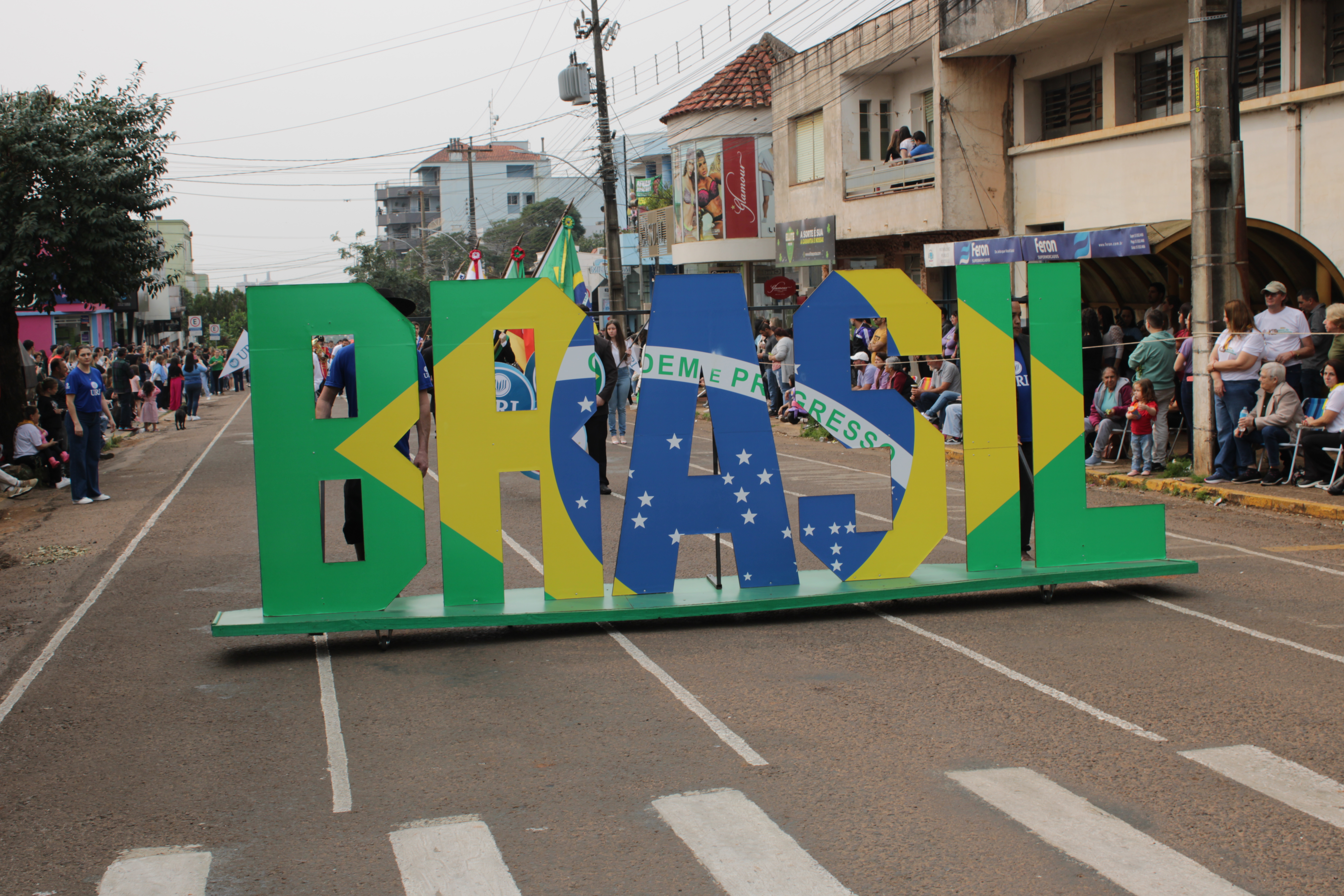 <p>Grande desfile c&iacute;vico-militar encerra Semana da P&aacute;tria</p>