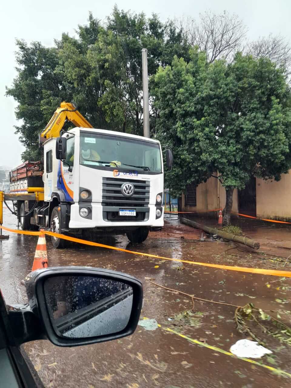 <p>RGE trabalha para reestabelecer energia nas &aacute;reas atingidas</p>