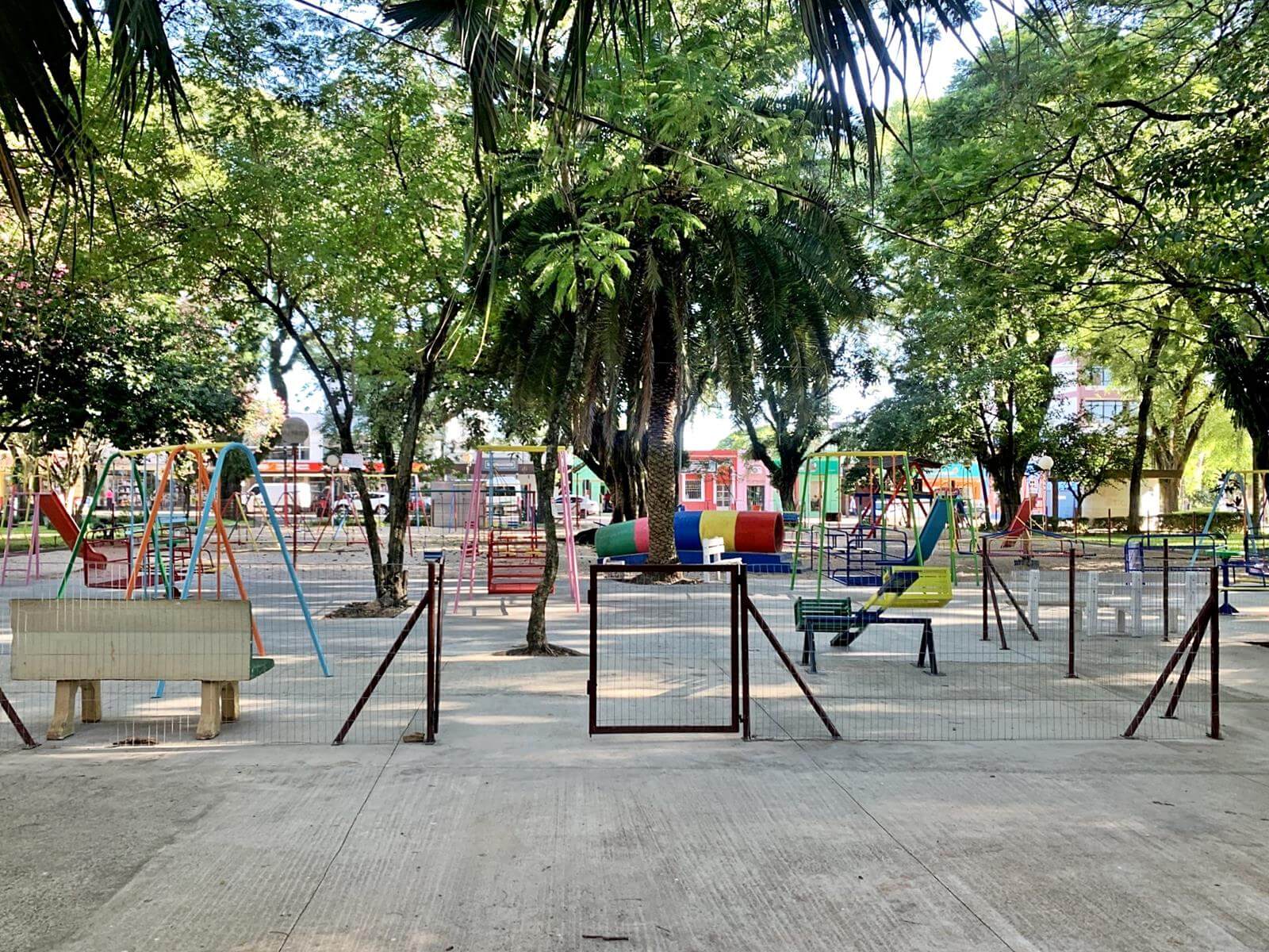 Brinquedos com acessibilidade são instalados no Parque Infantil João Aloísio Braun, na Praça da Matriz