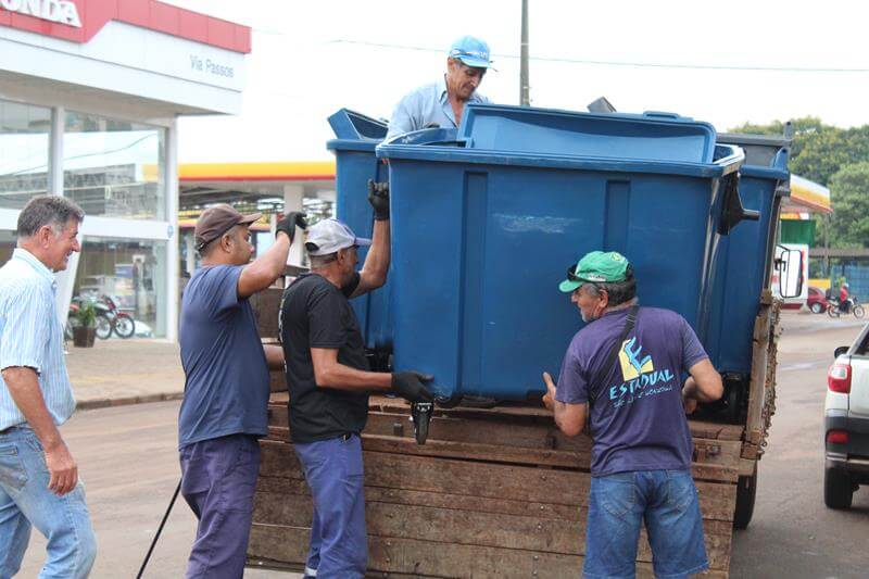 <p><strong>Novos cont&ecirc;ineres para o recolhimento de lixo dom&eacute;stico s&atilde;o instalados</strong></p>