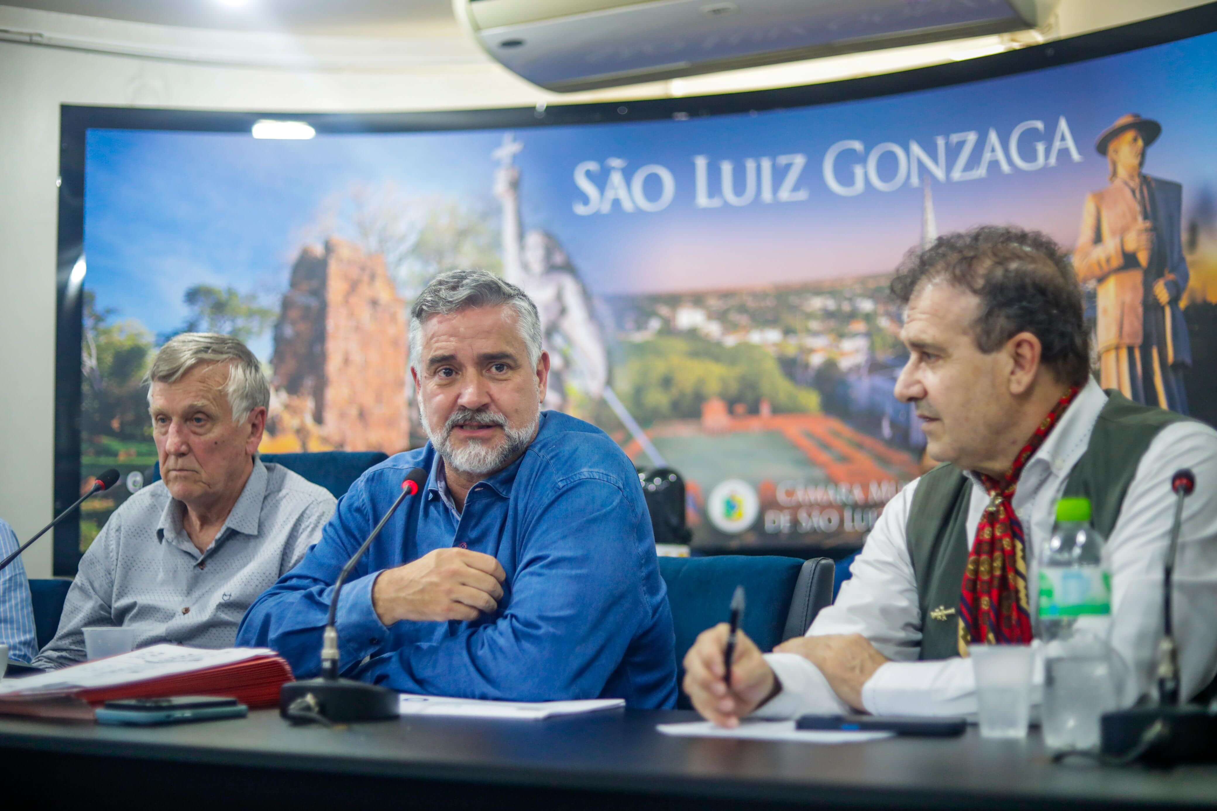 <p>Prefeitos exp&otilde;em dificuldades e fazem reivindica&ccedil;&otilde;es a Paulo Pimenta</p>