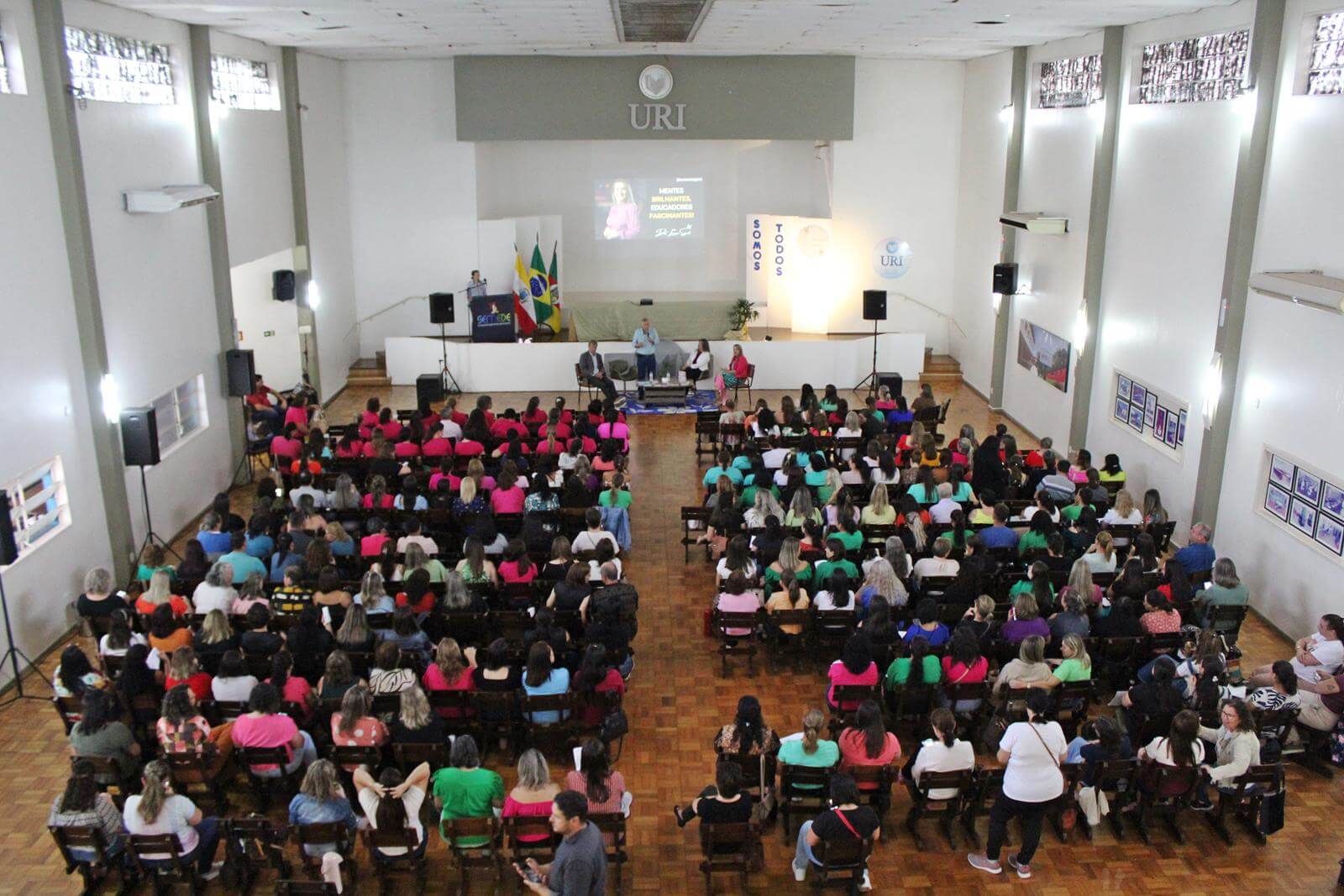 Palestra “Mentes brilhantes, educadores fascinantes” marcou o início do ano letivo 2024 da Rede Municipal de Ensino