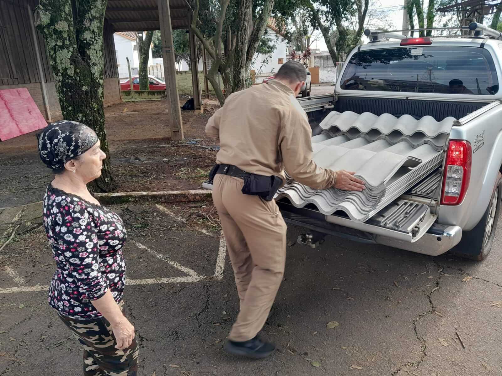 <p>A&ccedil;&atilde;o Social entrega telhas e doa&ccedil;&otilde;es aos atingidos pela tempestade</p>
