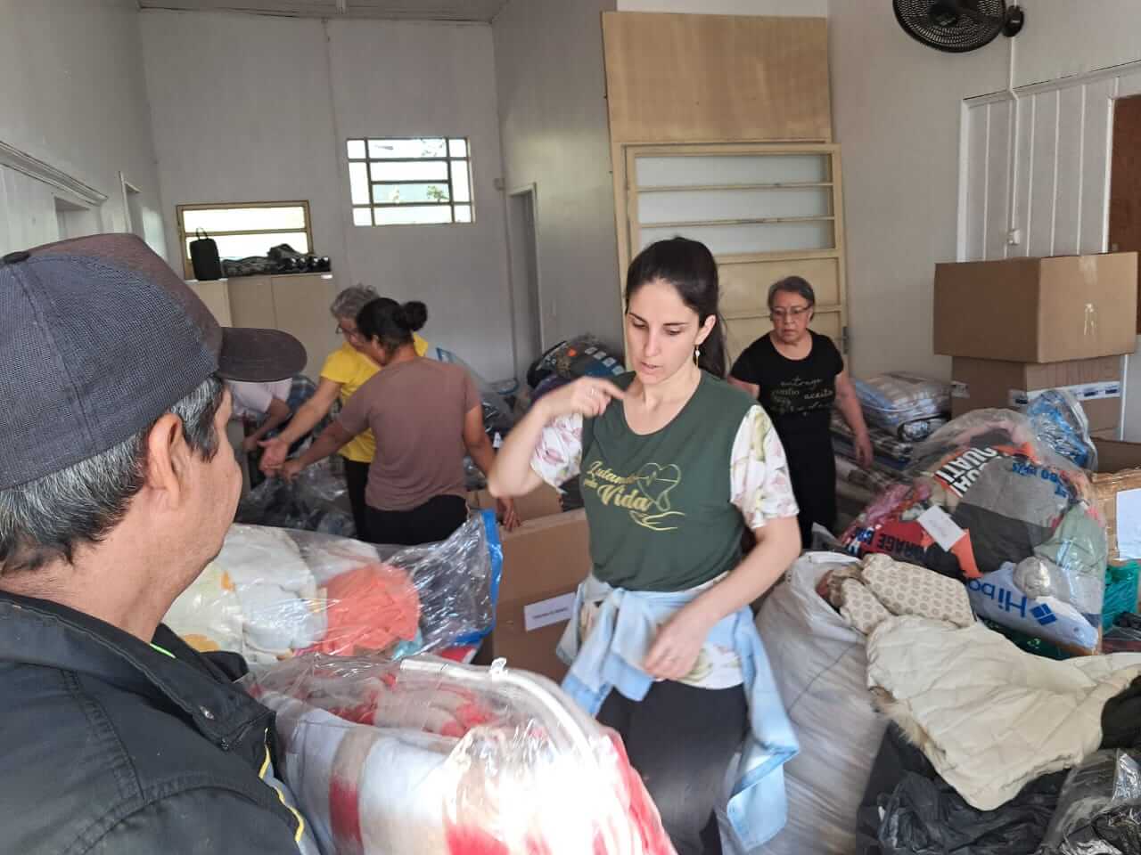 <p>Volunt&aacute;rios da Igreja da Gra&ccedil;a de Deus distribuem doa&ccedil;&otilde;es do IFFar</p>