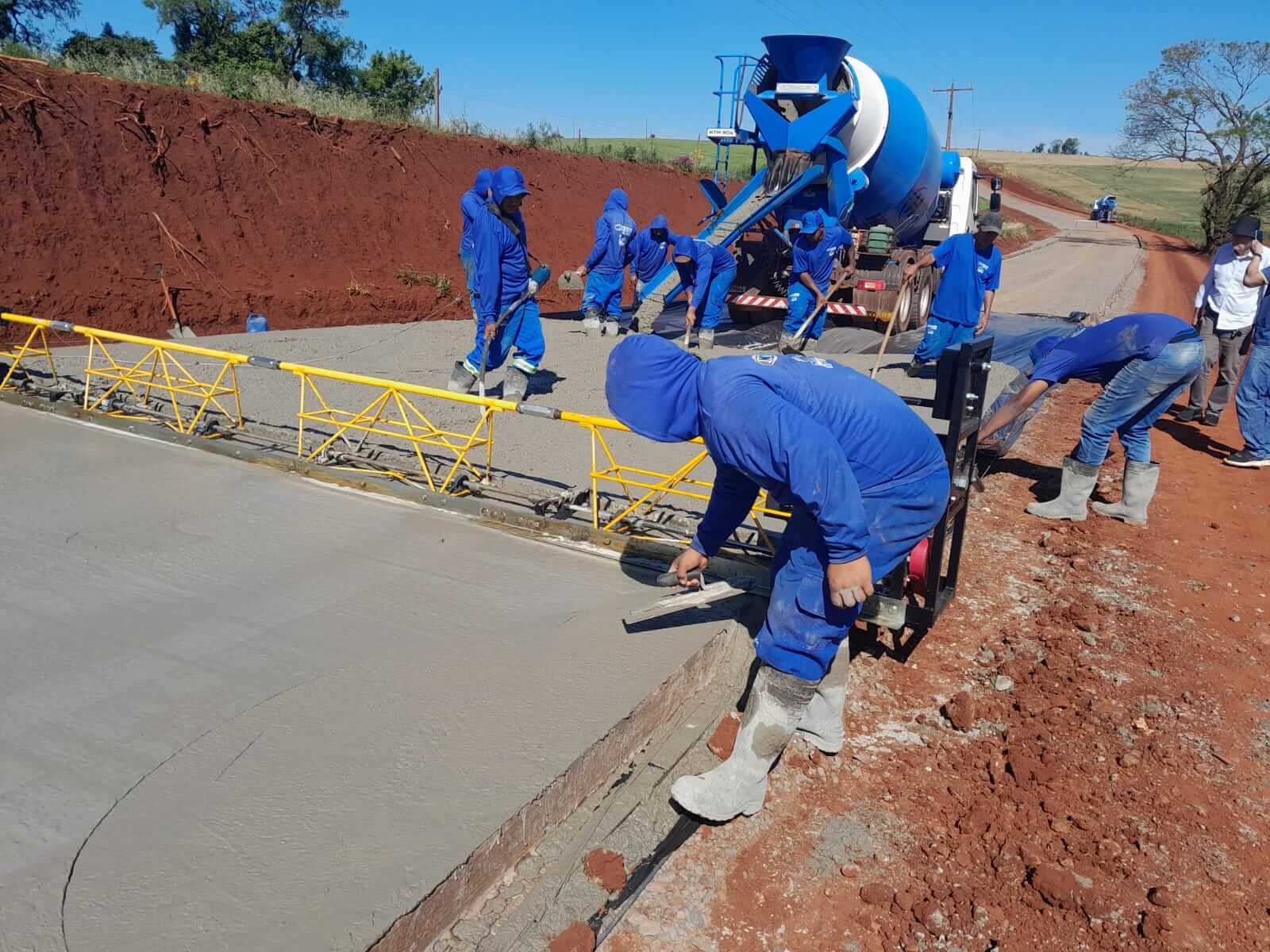 <p>Primeiros metros da estrada de Rinc&atilde;o de S&atilde;o Pedro s&atilde;o pavimentados</p>