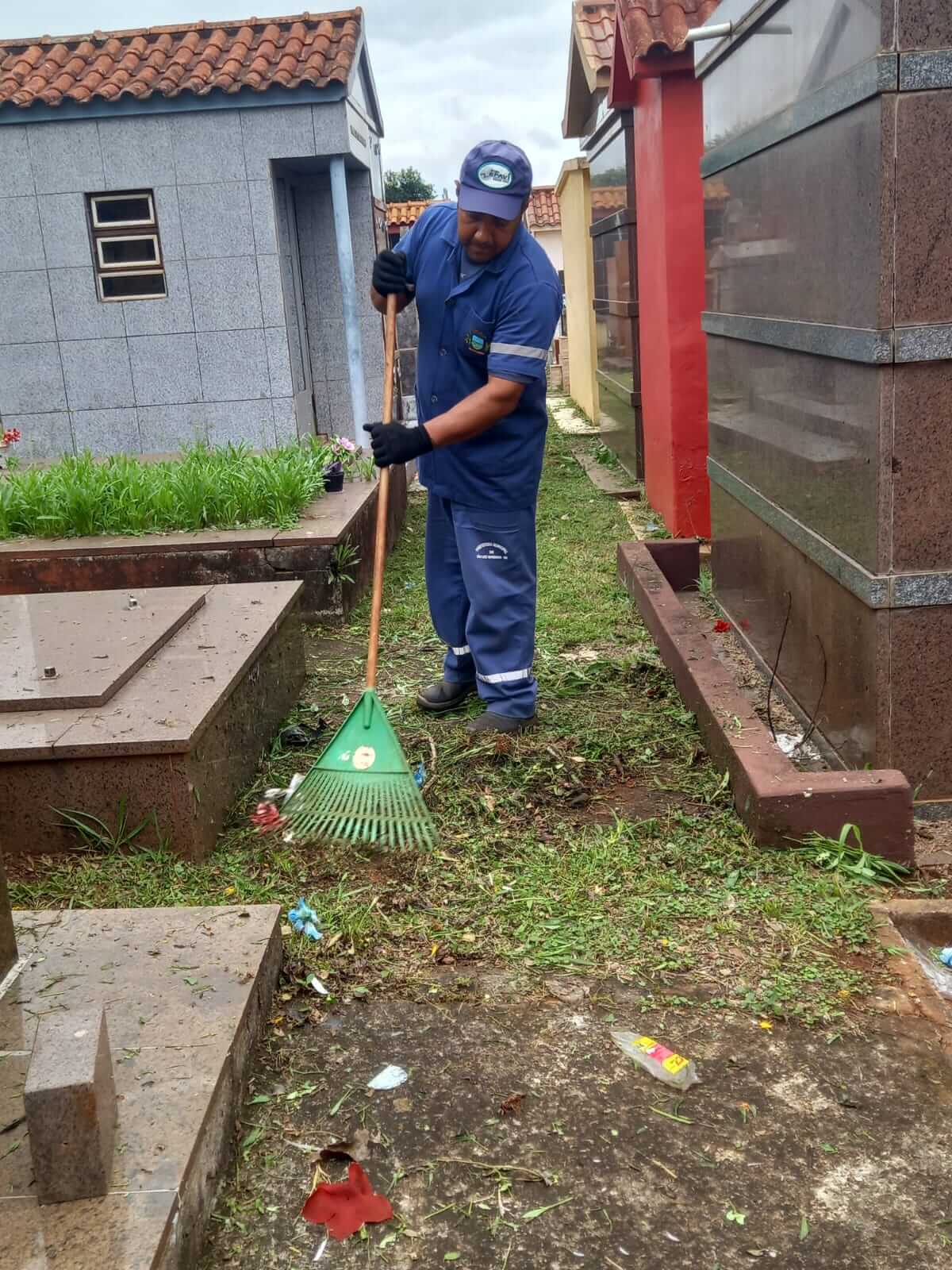 <p>Cemit&eacute;rio Municipal recebe melhorias para o Dia de Finados</p>