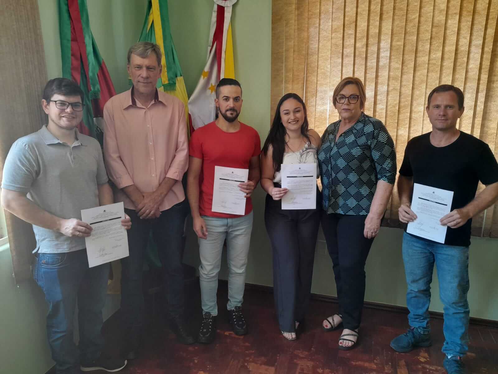 <p><strong>Mais quatro novos servidores s&atilde;o empossados pelo Munic&iacute;pio</strong></p>