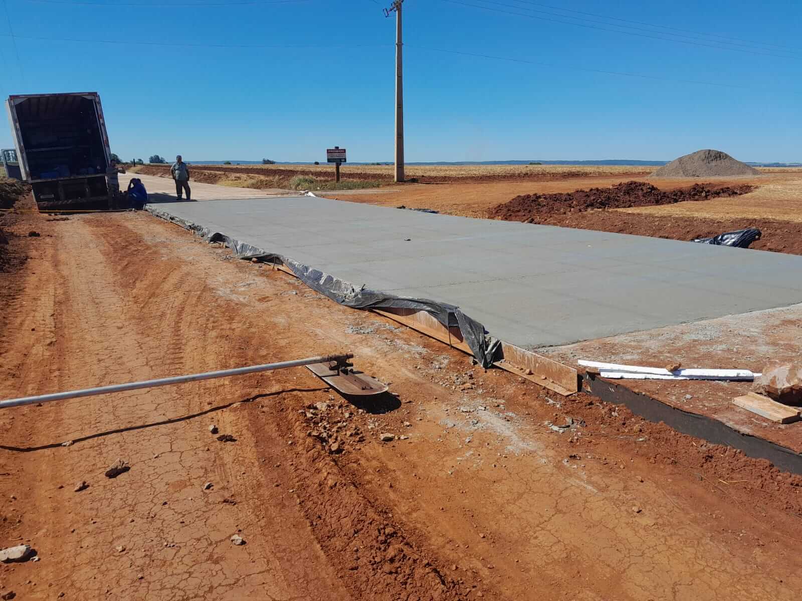 <p>Avan&ccedil;a obra de pavimenta&ccedil;&atilde;o da estrada de Rinc&atilde;o de S&atilde;o Pedro</p>