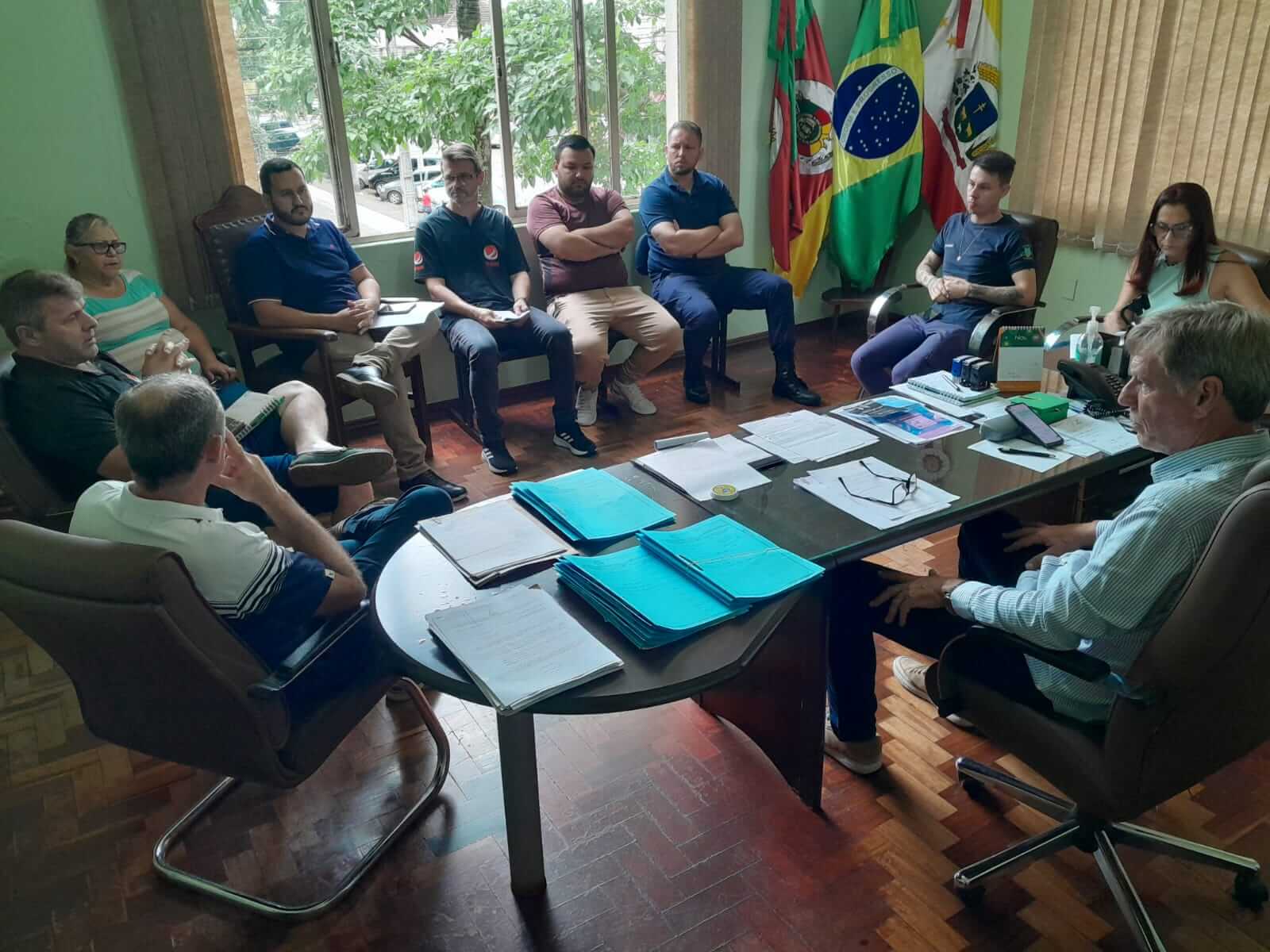 <p>Reuni&atilde;o debate lei que regulamenta transporte por aplicativo na cidade</p>