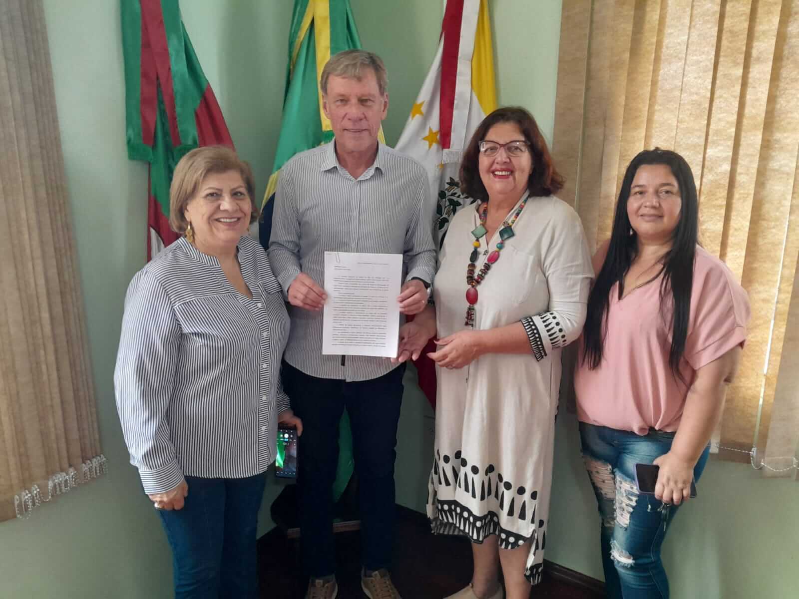 <p>Conselho de Cultura entrega of&iacute;cio ao prefeito em exerc&iacute;cio Piti Werle</p>