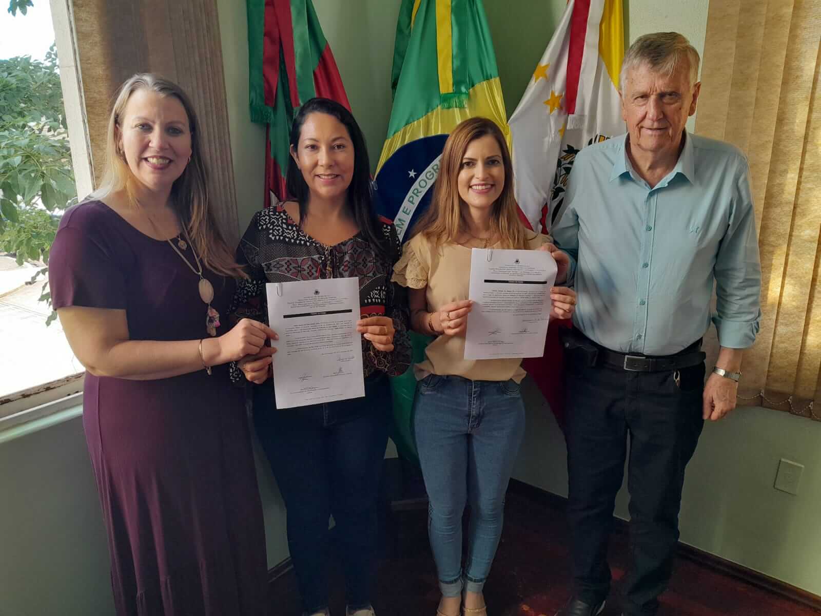 <p>Mais dois professores concursados tomam posse na Educa&ccedil;&atilde;o</p>