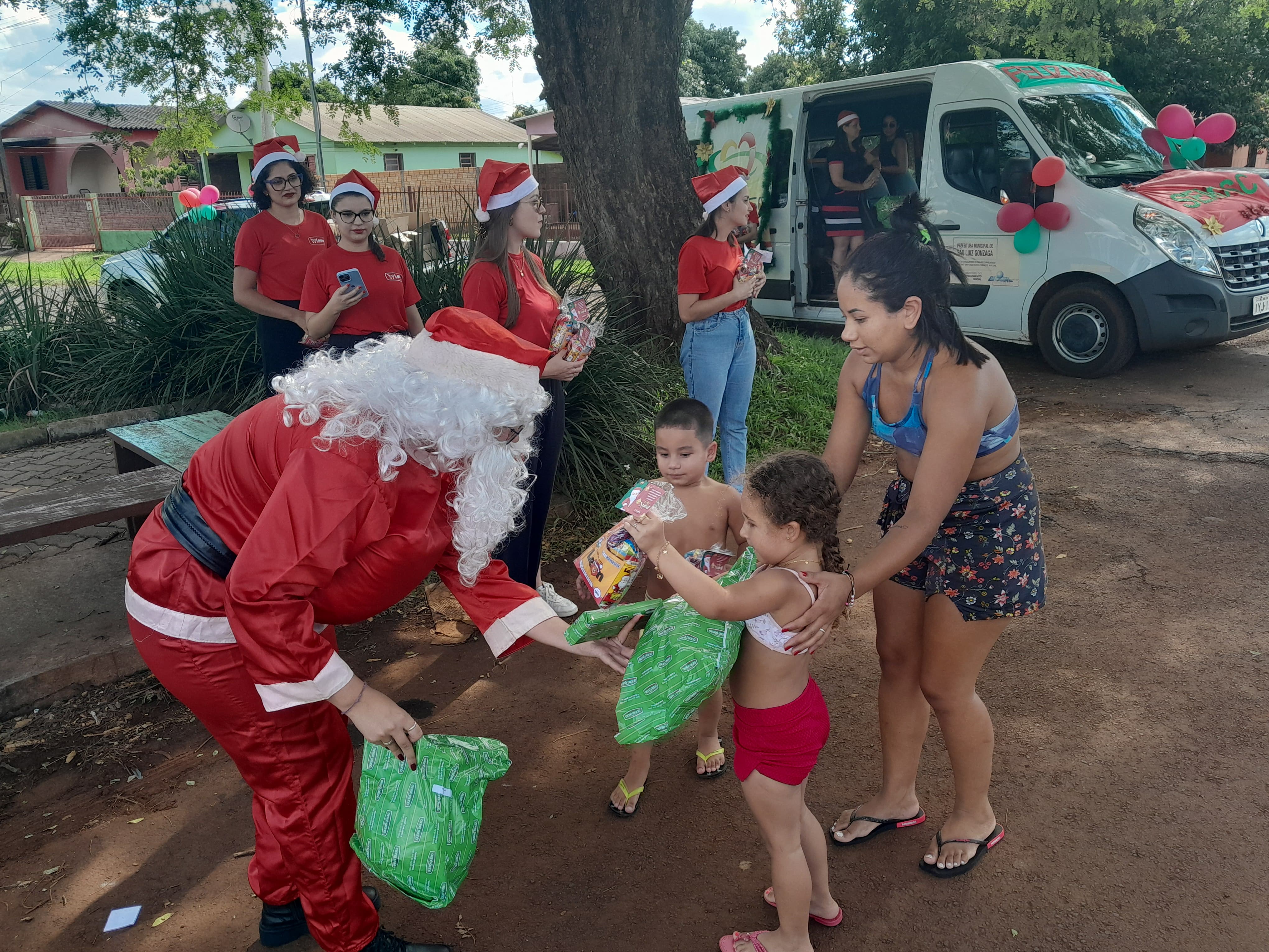 <p>Papai Noel distribui presentes em bairros do Munic&iacute;pio</p>