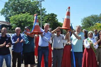 <p><strong>Pavimenta&ccedil;&atilde;o da estrada do Limoeiro &eacute; inaugurada com grande festa</strong></p>