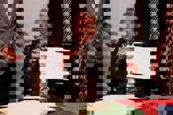 <p><strong>Pedro Orta&ccedil;a recebe o t&iacute;tulo de Doutor Honoris Causa da UFSM</strong></p>