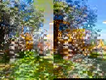 <p><strong>Duas motoniveladoras s&atilde;o danificadas por tiros</strong></p>