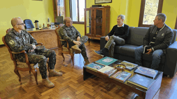 <p>Executivo apresenta projeto de mutir&atilde;o de limpeza ao 4&ordm; RCB</p>