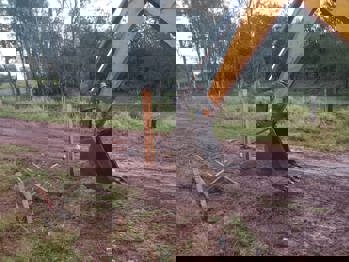 <p>Cerca irregular &eacute; retirada em trecho da Rua Quintino Bocai&uacute;va</p>