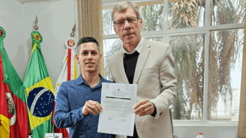 <p>Prefeitura empossa novo Agente Administrativo aprovado no concurso p&uacute;blico</p>