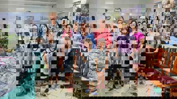 <p>Entrega de uniformes para alunos das escolas de tempo integral</p>