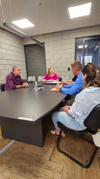 <p><strong>Assinadas escrituras com empresas que ir&atilde;o se instalar no Distrito Industrial II</strong></p>