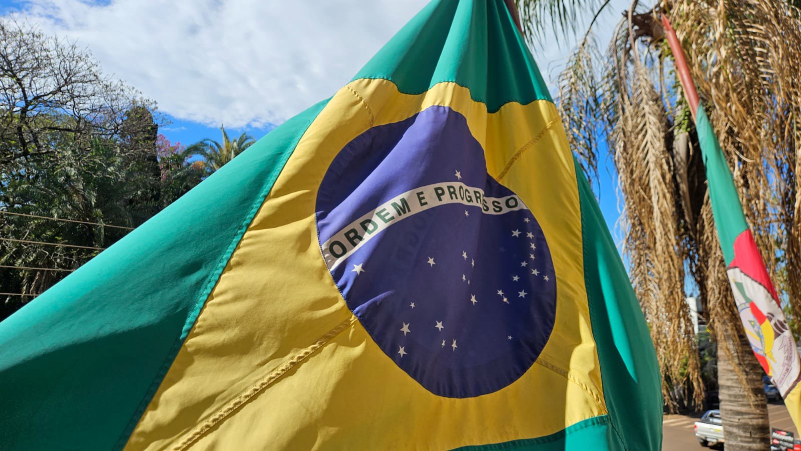 <span style="font-size: 10pt;">Semana da Pátria prossegue com arriamento das bandeiras e Desfile Cívico</span>