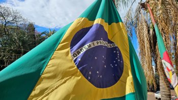 <span style="font-size: 10pt;">Semana da Pátria prossegue com arriamento das bandeiras e Desfile Cívico</span>