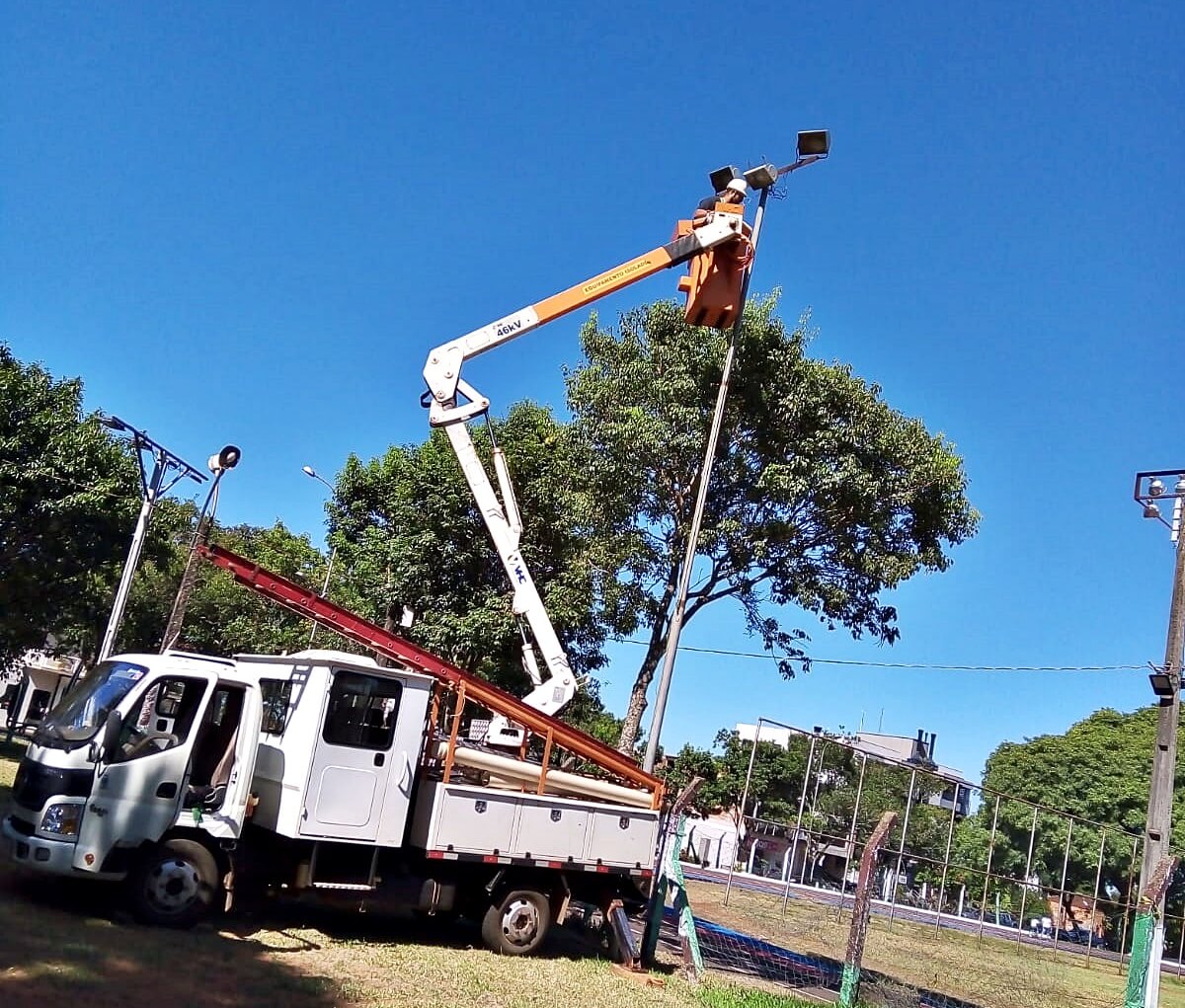 Setor de Iluminação Pública realiza a instalação de lâmpadas de led na quadra de areia da Praça Cícero Cavalheiro