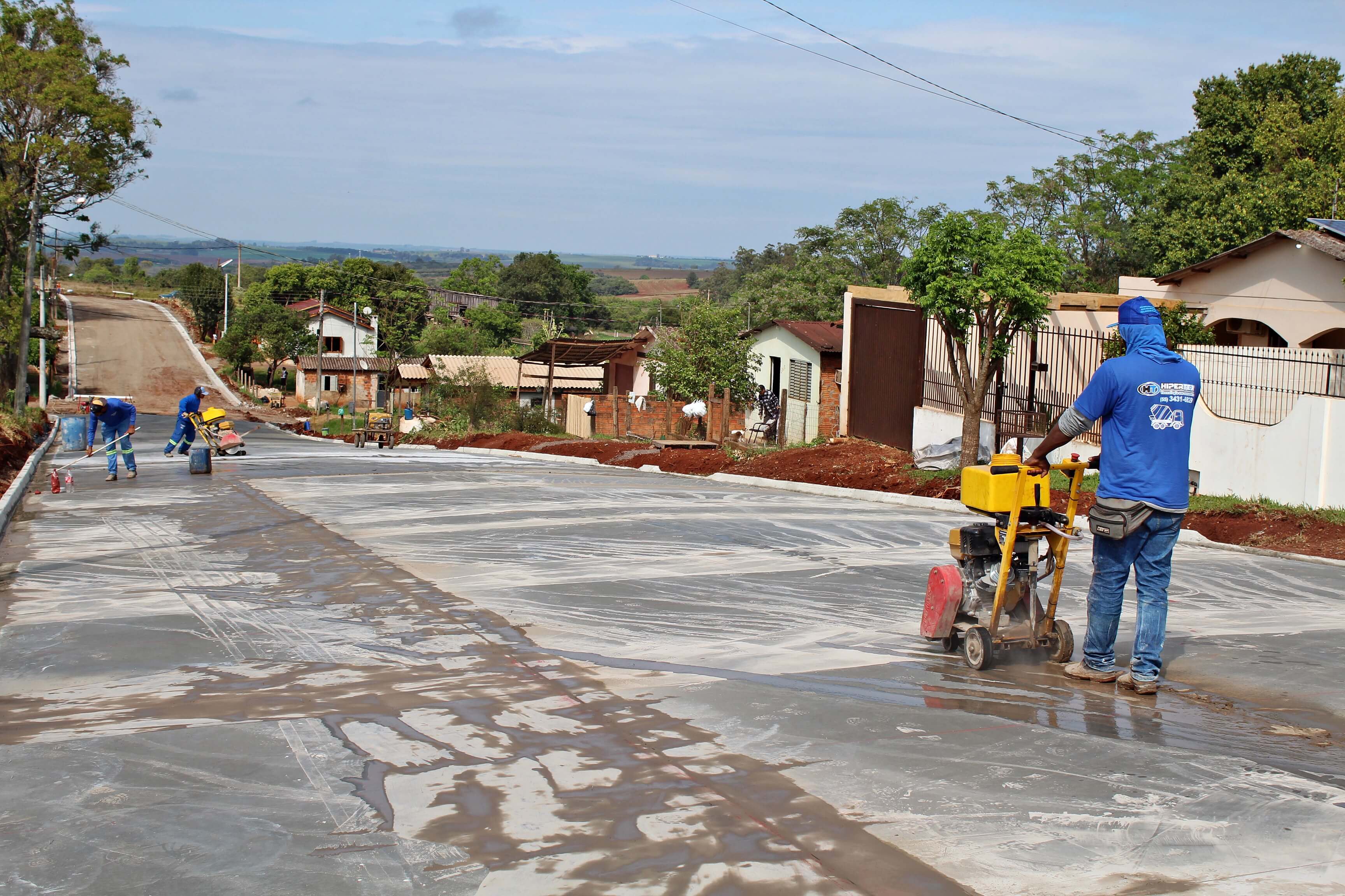 Pavimentação com concreto usinado inicia em trecho da Rua Hipólito Ribeiro