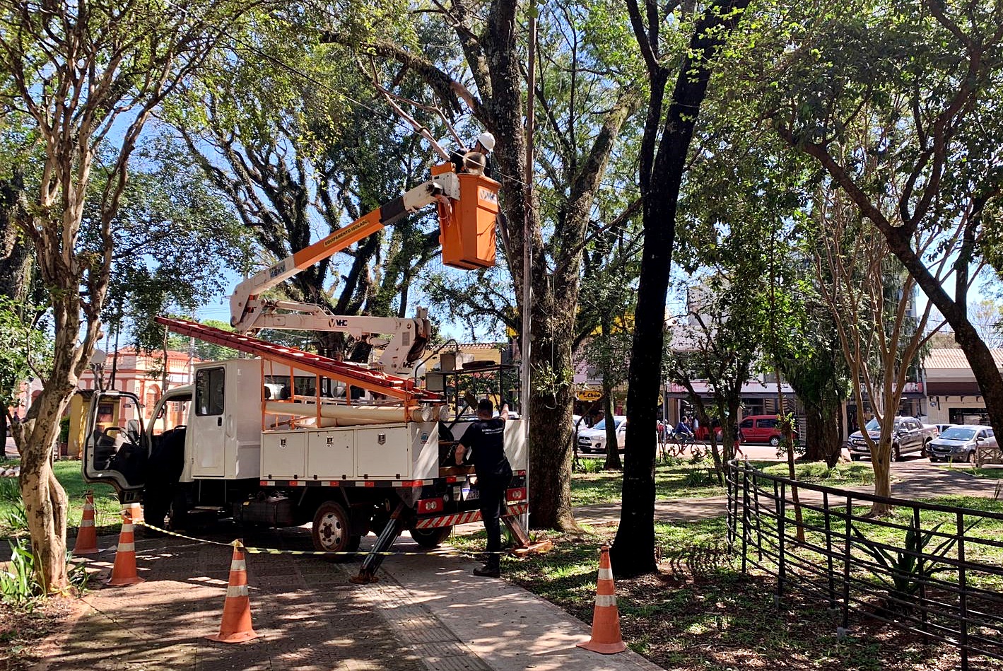 Setor de Iluminação Pública realiza melhorias na Praça da Matriz