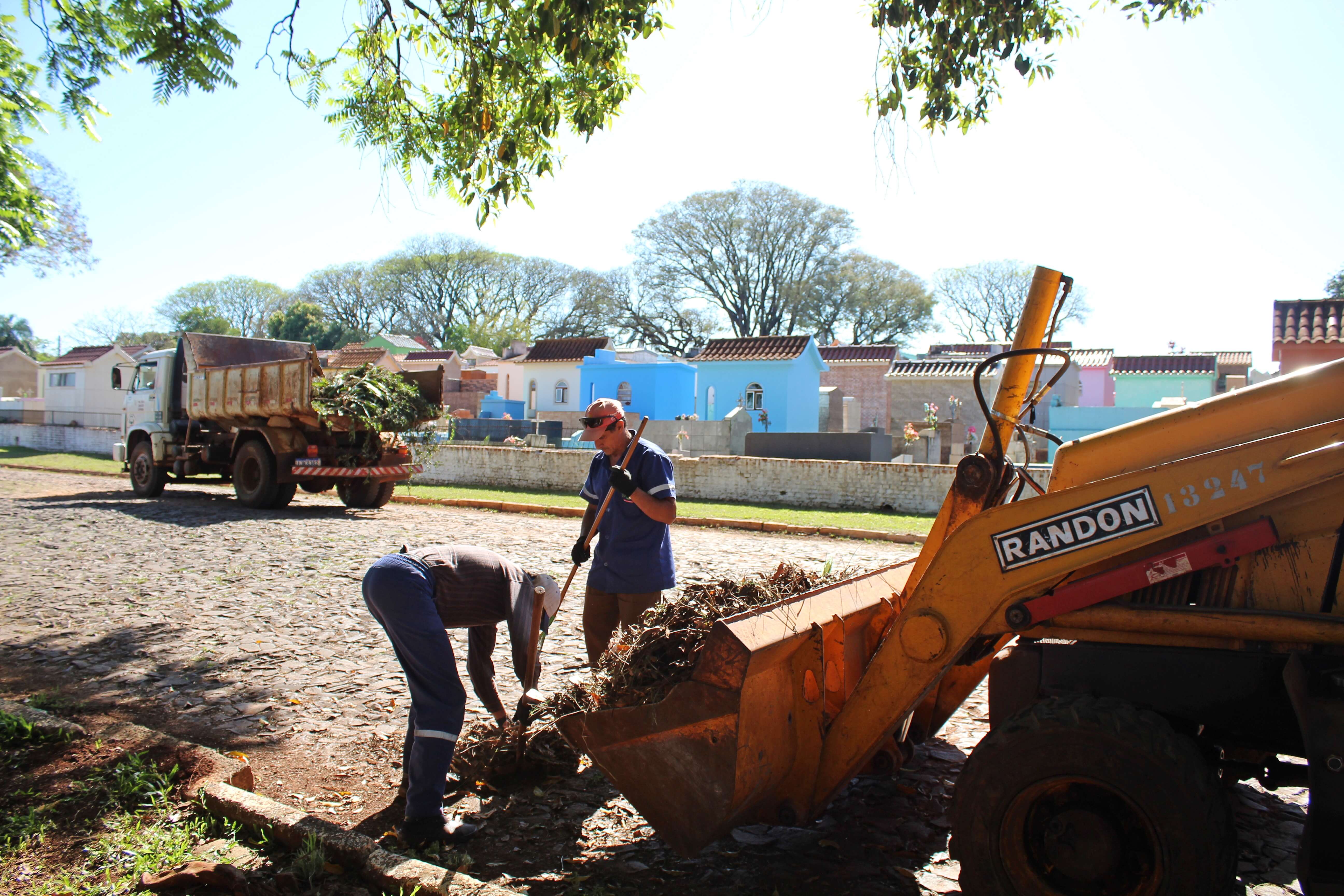 SEMOV executa a limpeza e manutenção do Cemitério Municipal