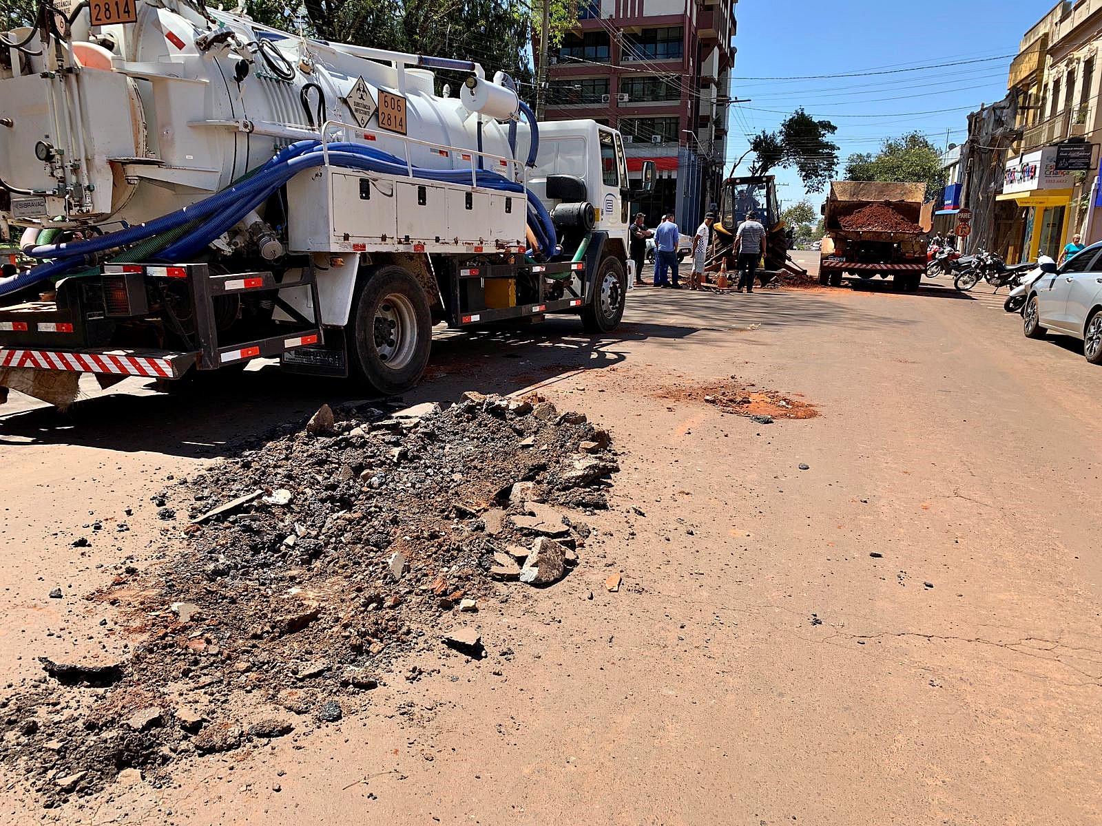 Trânsito é interrompido em trecho da Rua Salvador Pinheiro Machado para manutenção na rede de esgoto