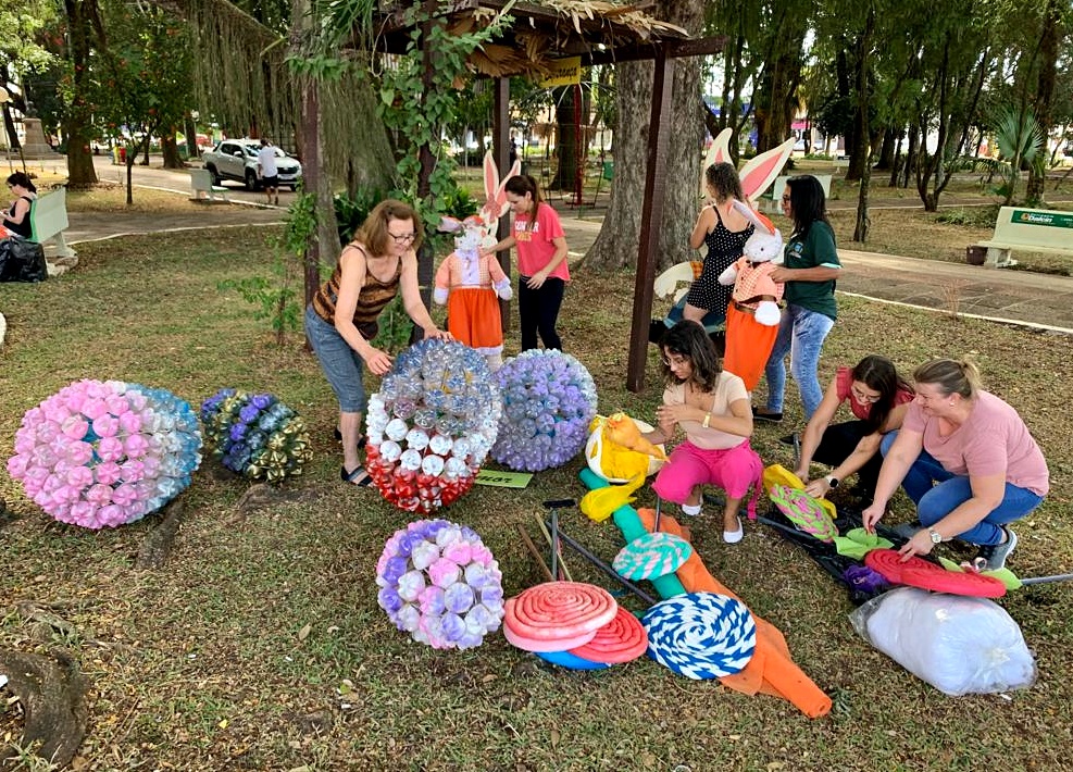Praça da Matriz recebe decoração especial para celebrar a Páscoa