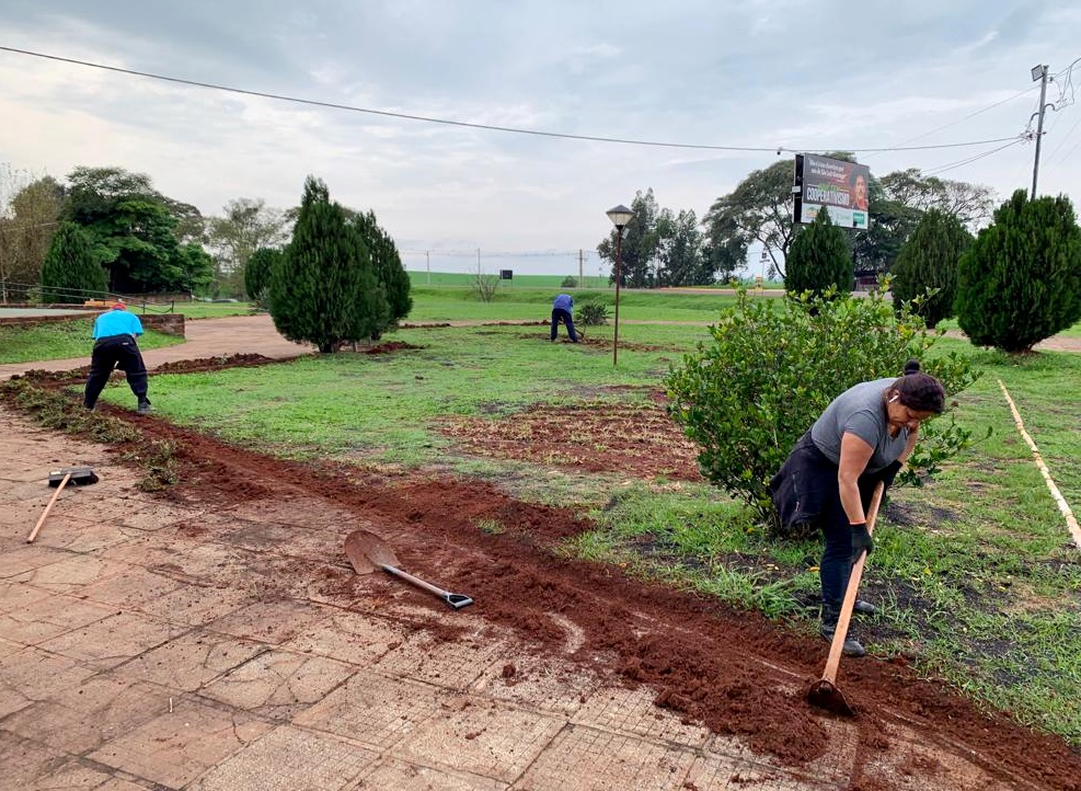 Equipes da SEMOV executam serviços na área urbana e no interior do município